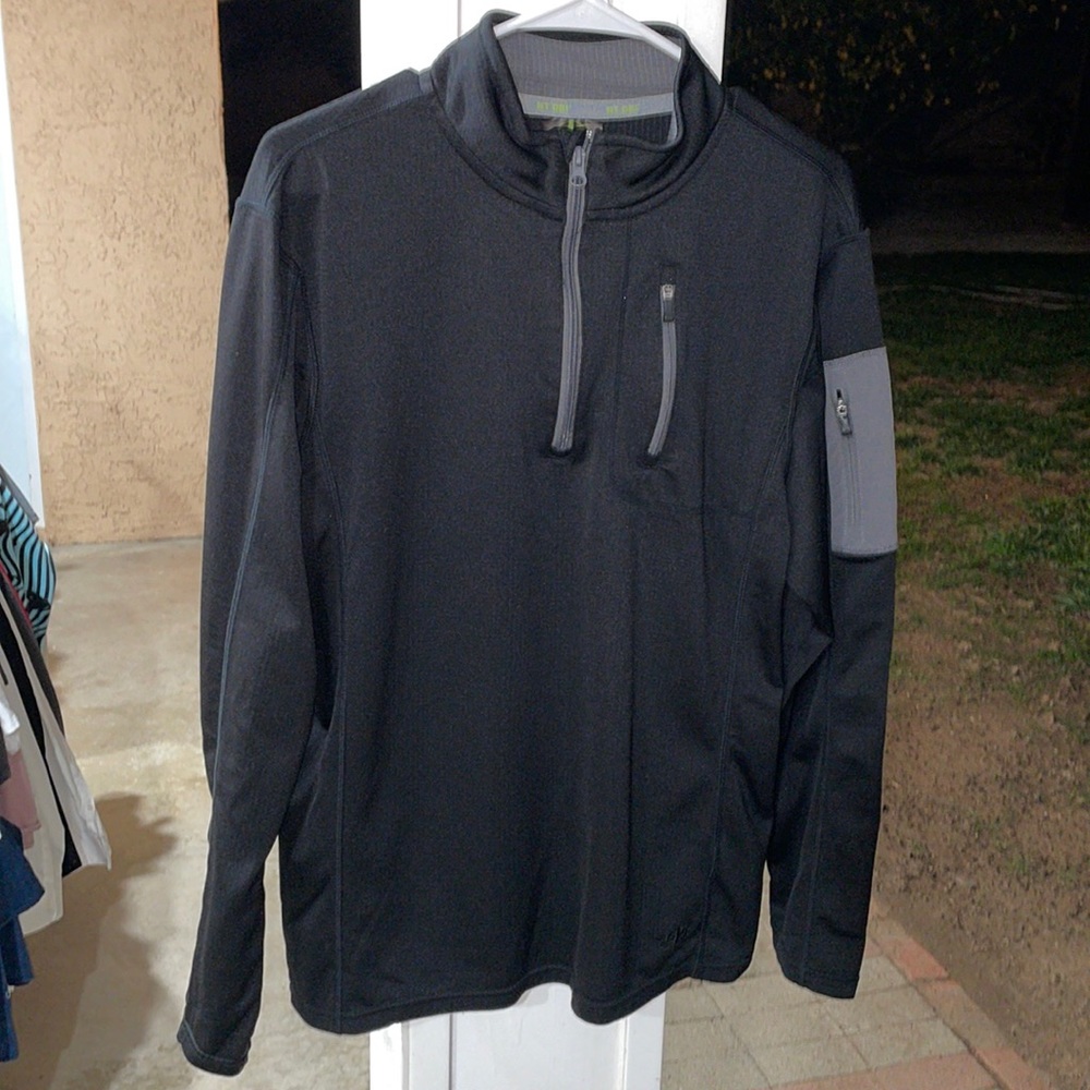M Dri-Fit Long Sleeved Swearshirt with Pocket on Sleeve
